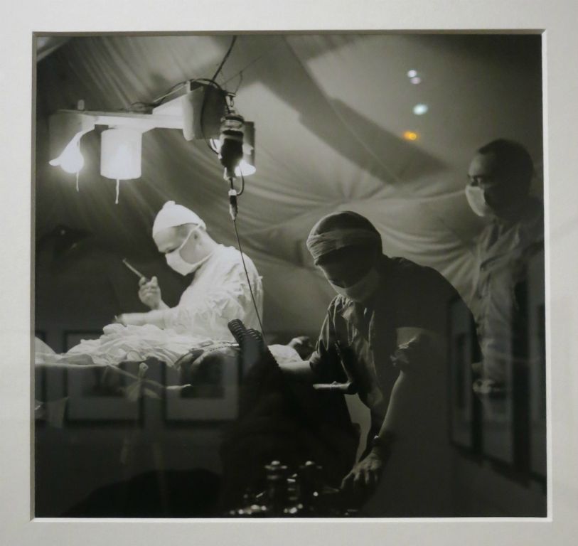  Opération dans un hôpital de campagne en Normandie  (Lee Miller, 1944)